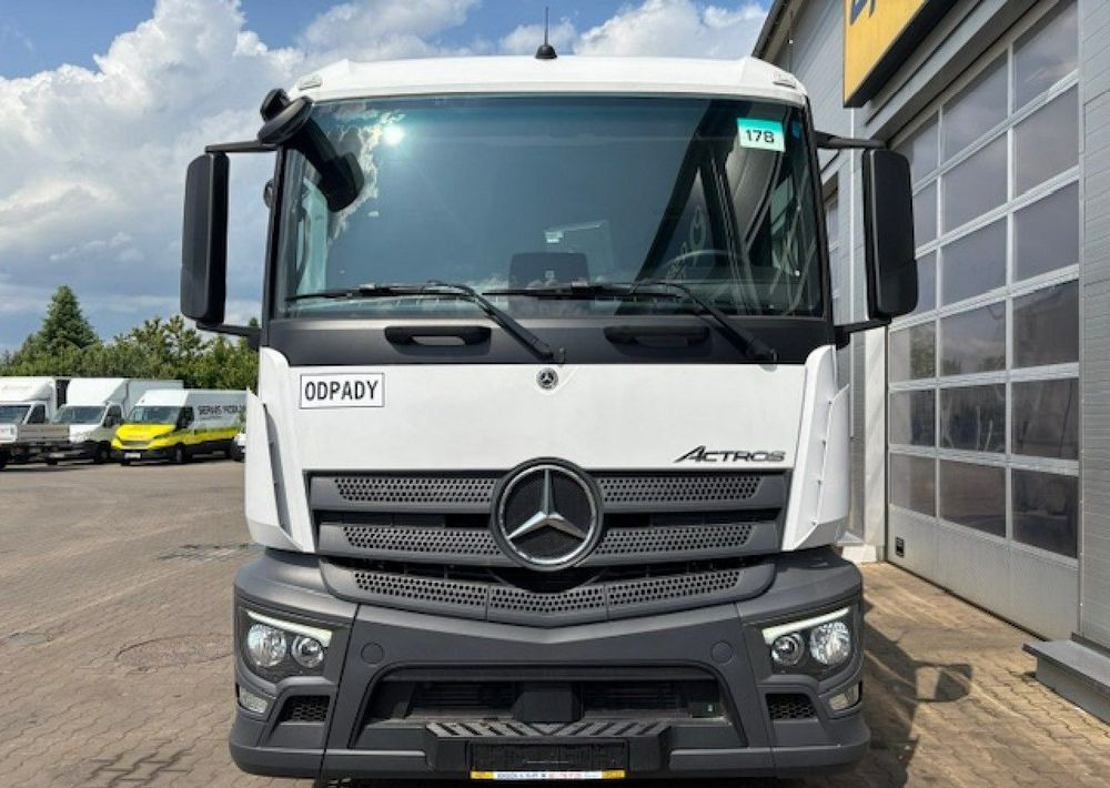 Mercedes-Benz Actros - Szemetesautó: 2 kép. Mercedes-Benz Actros - Szemetesautó: 2 kép.