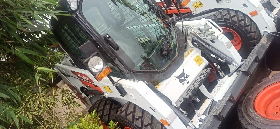 BOBCAT S450 - Mini homlokrakodó: 2 kép. BOBCAT S450 - Mini homlokrakodó: 2 kép.