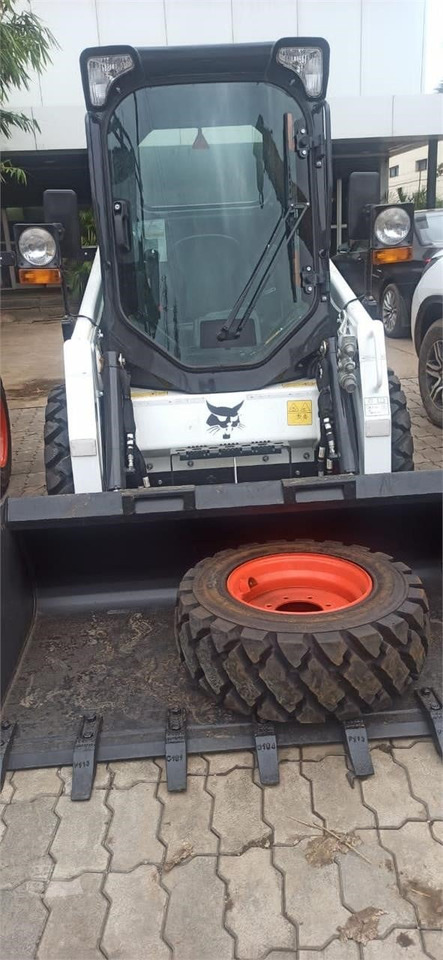 BOBCAT S450 - Mini homlokrakodó: 4 kép. BOBCAT S450 - Mini homlokrakodó: 4 kép.