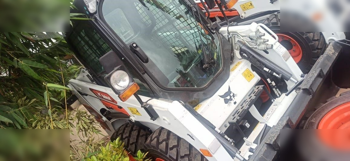 BOBCAT S450 - Mini homlokrakodó: 4 kép. BOBCAT S450 - Mini homlokrakodó: 4 kép.