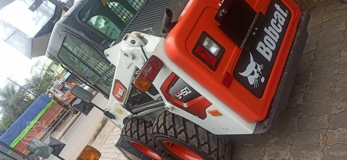 BOBCAT S450 - Mini homlokrakodó: 1 kép. BOBCAT S450 - Mini homlokrakodó: 1 kép.