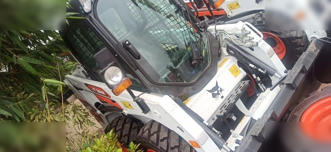 BOBCAT S450 - Mini homlokrakodó: 3 kép. BOBCAT S450 - Mini homlokrakodó: 3 kép.