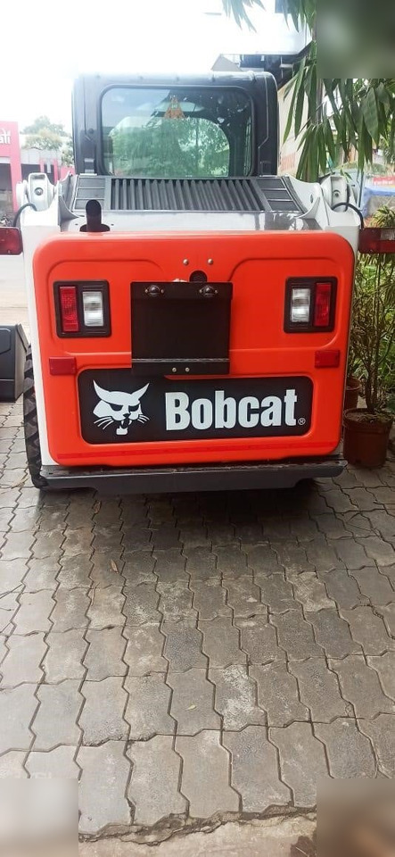 BOBCAT S450 - Mini homlokrakodó: 5 kép. BOBCAT S450 - Mini homlokrakodó: 5 kép.