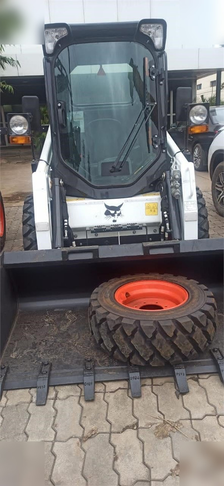 BOBCAT S450 - Mini homlokrakodó: 4 kép. BOBCAT S450 - Mini homlokrakodó: 4 kép.