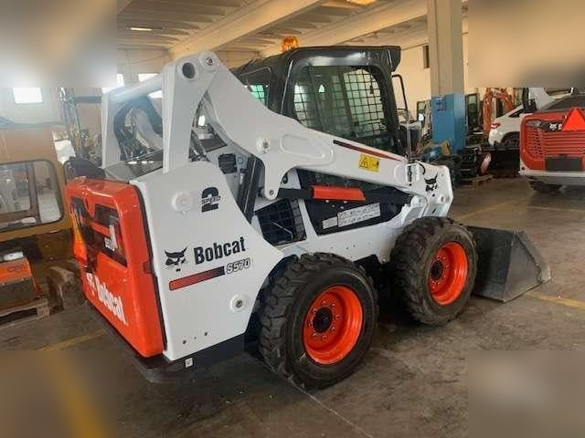 BOBCAT S570 - Mini homlokrakodó: 3 kép. BOBCAT S570 - Mini homlokrakodó: 3 kép.