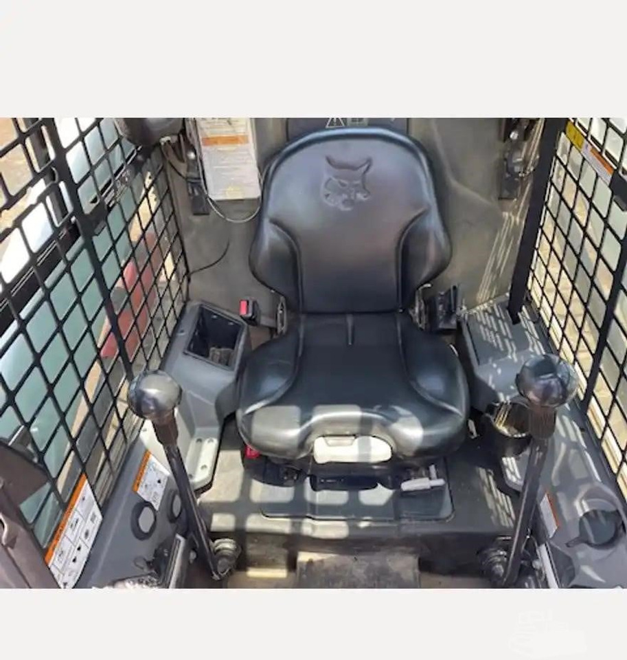 BOBCAT S570 - Mini homlokrakodó: 5 kép. BOBCAT S570 - Mini homlokrakodó: 5 kép.
