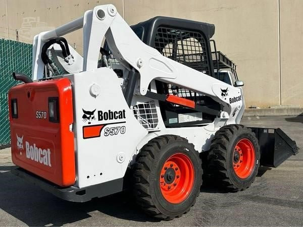 BOBCAT S570 - Mini homlokrakodó: 1 kép. BOBCAT S570 - Mini homlokrakodó: 1 kép.