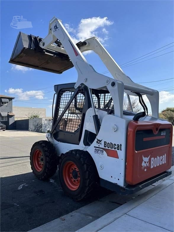 BOBCAT S590 - Mini homlokrakodó: 3 kép. BOBCAT S590 - Mini homlokrakodó: 3 kép.