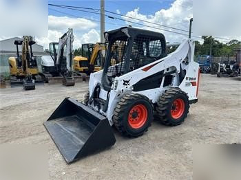 BOBCAT S590 - Mini homlokrakodó: 4 kép. BOBCAT S590 - Mini homlokrakodó: 4 kép.