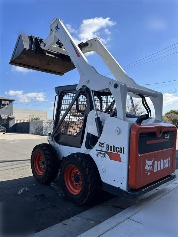 BOBCAT S590 - Mini homlokrakodó: 3 kép. BOBCAT S590 - Mini homlokrakodó: 3 kép.