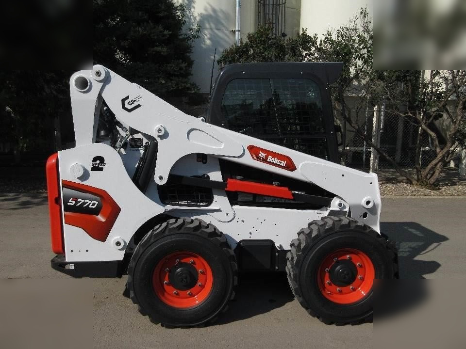 BOBCAT S770 - Mini homlokrakodó: 3 kép. BOBCAT S770 - Mini homlokrakodó: 3 kép.