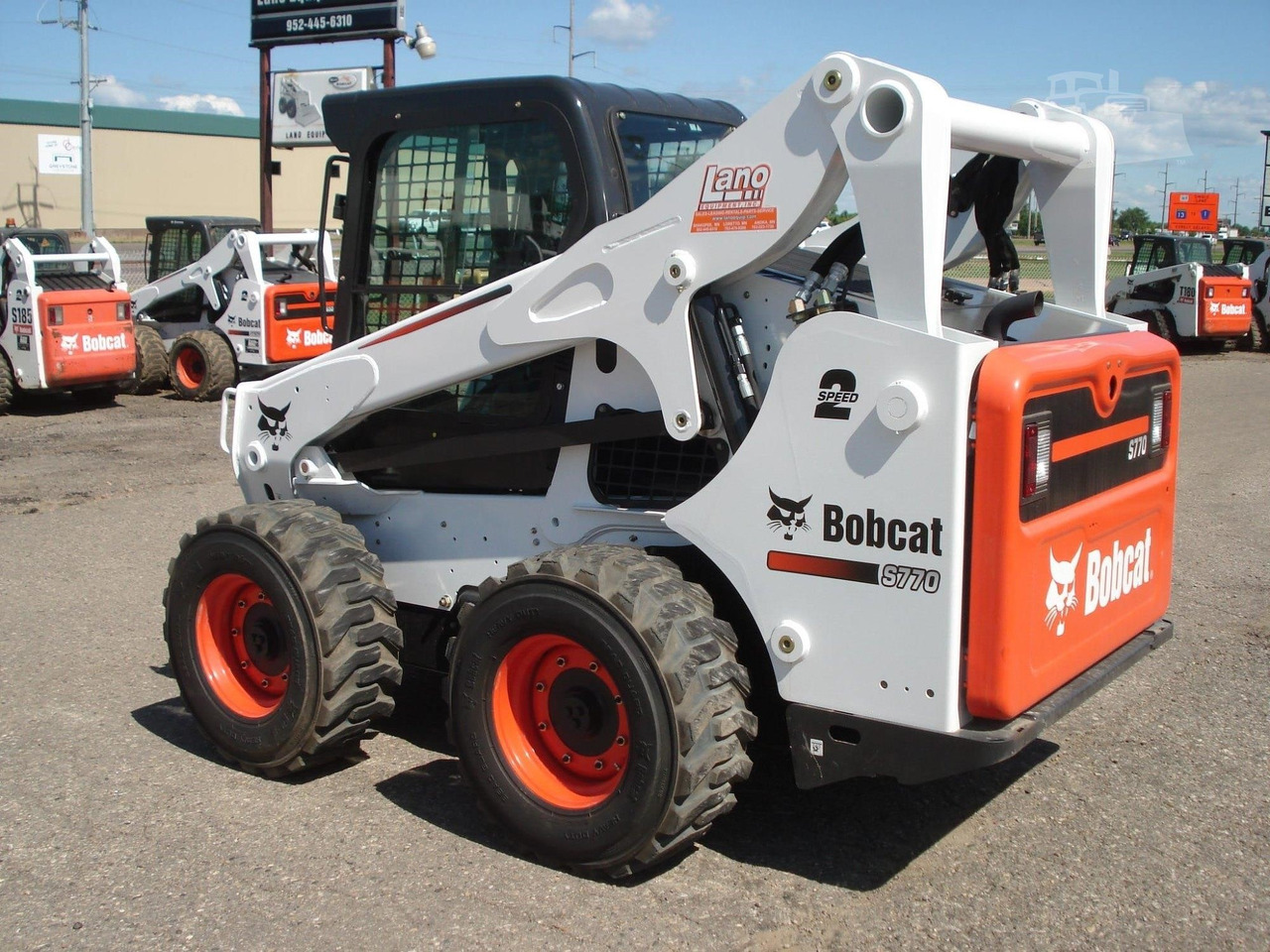 BOBCAT S770 - Mini homlokrakodó: 4 kép. BOBCAT S770 - Mini homlokrakodó: 4 kép.