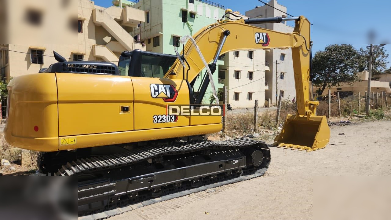 CATERPILLAR 323D3 - Lánctalpas kotró: 2 kép. CATERPILLAR 323D3 - Lánctalpas kotró: 2 kép.