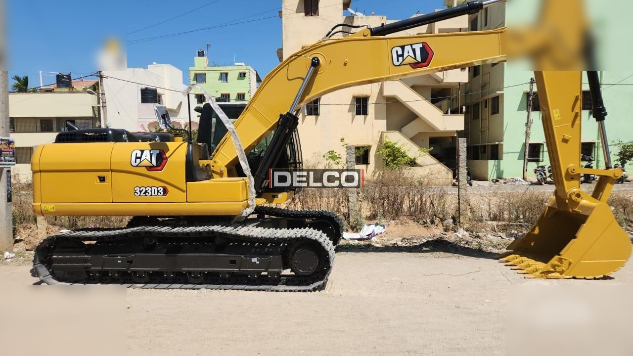 CATERPILLAR 323D3 - Lánctalpas kotró: 1 kép. CATERPILLAR 323D3 - Lánctalpas kotró: 1 kép.