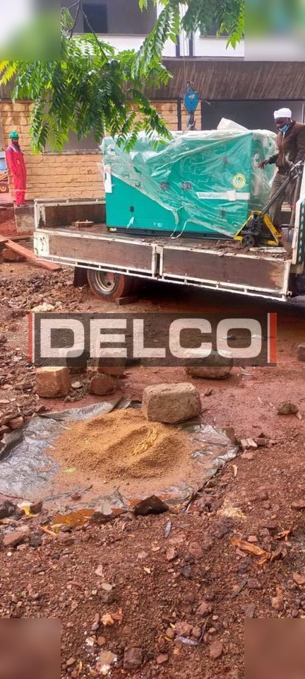 CUMMINS 125 KVA - Áramfejlesztő: 4 kép. CUMMINS 125 KVA - Áramfejlesztő: 4 kép.