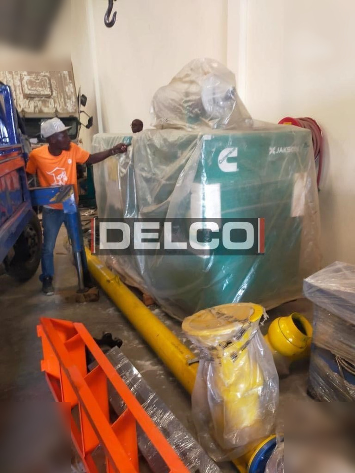 CUMMINS 250 KVA - Áramfejlesztő: 5 kép. CUMMINS 250 KVA - Áramfejlesztő: 5 kép.