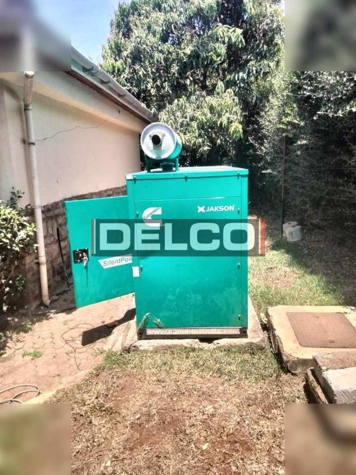 CUMMINS 35 KVA - Áramfejlesztő: 2 kép. CUMMINS 35 KVA - Áramfejlesztő: 2 kép.