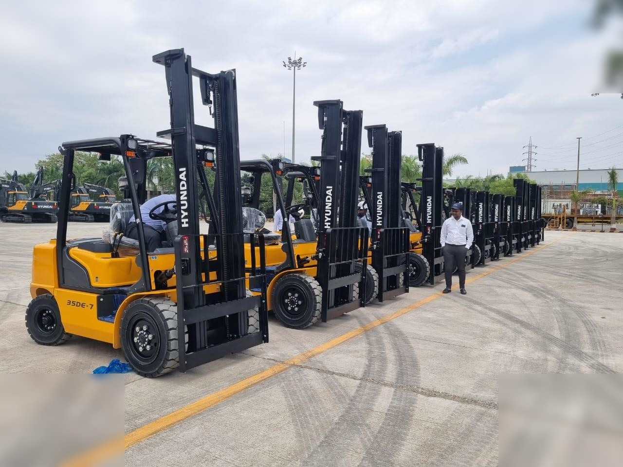 HYUNDAI 35DE-7 - Villás targonca: 5 kép. HYUNDAI 35DE-7 - Villás targonca: 5 kép.