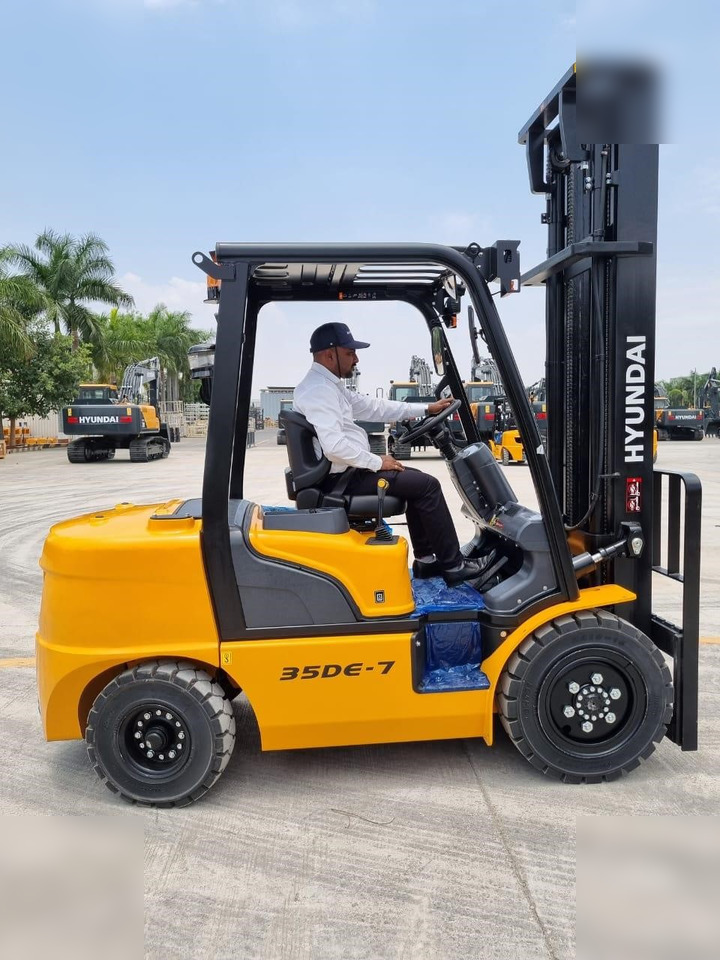 HYUNDAI 35DE-7 - Villás targonca: 2 kép. HYUNDAI 35DE-7 - Villás targonca: 2 kép.