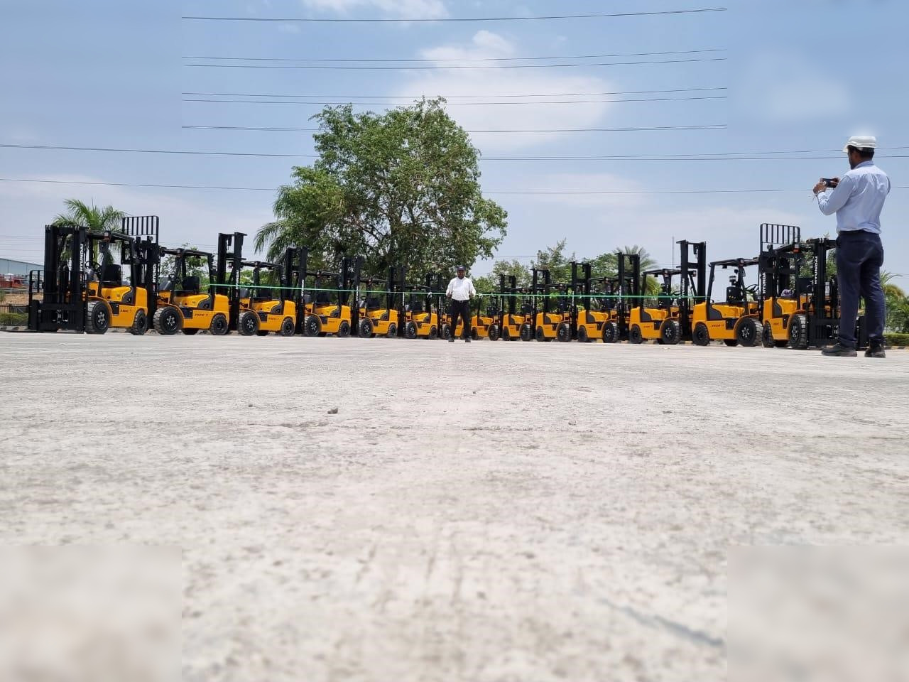 HYUNDAI 35DE-7 - Villás targonca: 4 kép. HYUNDAI 35DE-7 - Villás targonca: 4 kép.