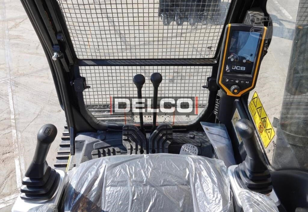 JCB 225 LC - Lánctalpas kotró: 3 kép. JCB 225 LC - Lánctalpas kotró: 3 kép.
