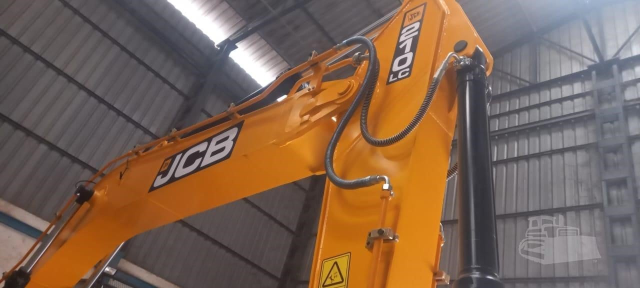JCB JS210 LC - Lánctalpas kotró: 3 kép. JCB JS210 LC - Lánctalpas kotró: 3 kép.
