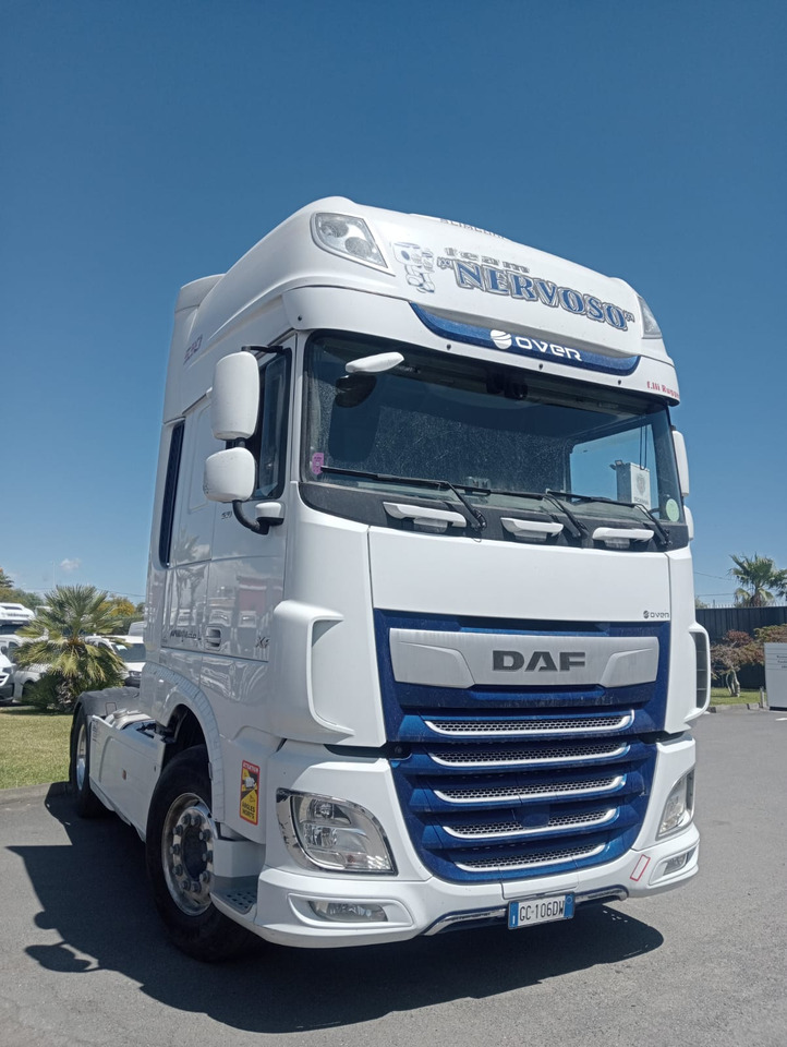 DAF XF 530CV - Nyergesvontató: 2 kép. DAF XF 530CV - Nyergesvontató: 2 kép.