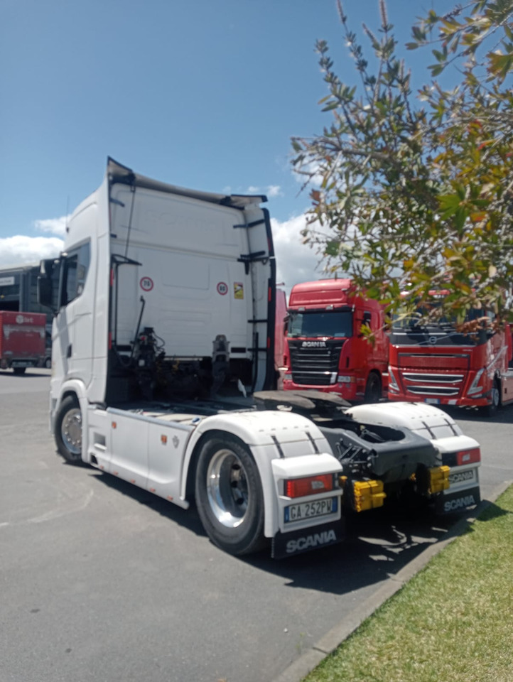 SCANIA S520 A4X2NB - Nyergesvontató: 4 kép. SCANIA S520 A4X2NB - Nyergesvontató: 4 kép.