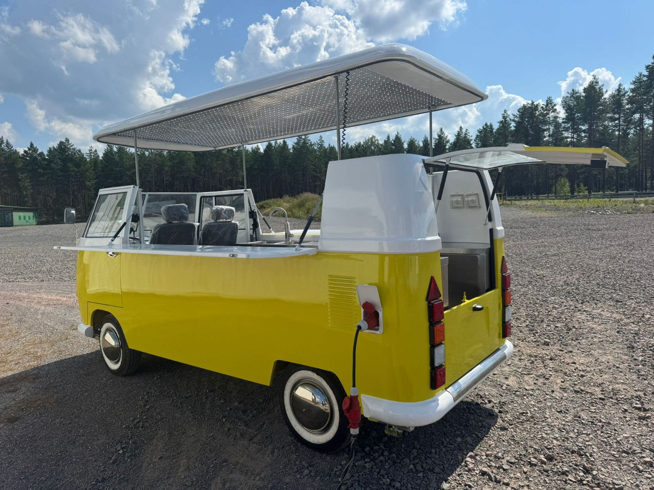 Event Mobil Catering Foodtruck - Büféautó: 3 kép. Event Mobil Catering Foodtruck - Büféautó: 3 kép.