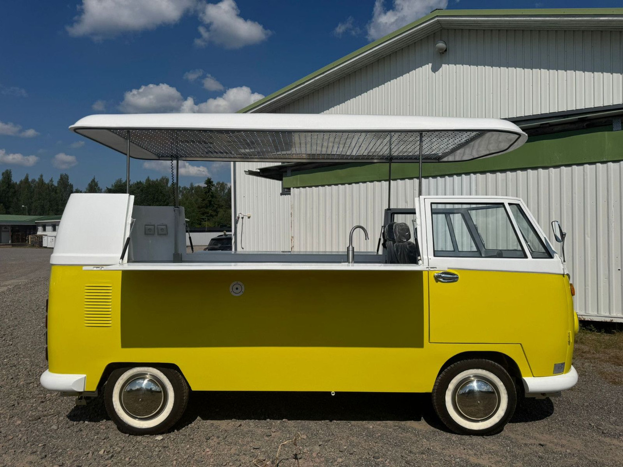 Event Mobil Catering Foodtruck - Büféautó: 2 kép. Event Mobil Catering Foodtruck - Büféautó: 2 kép.