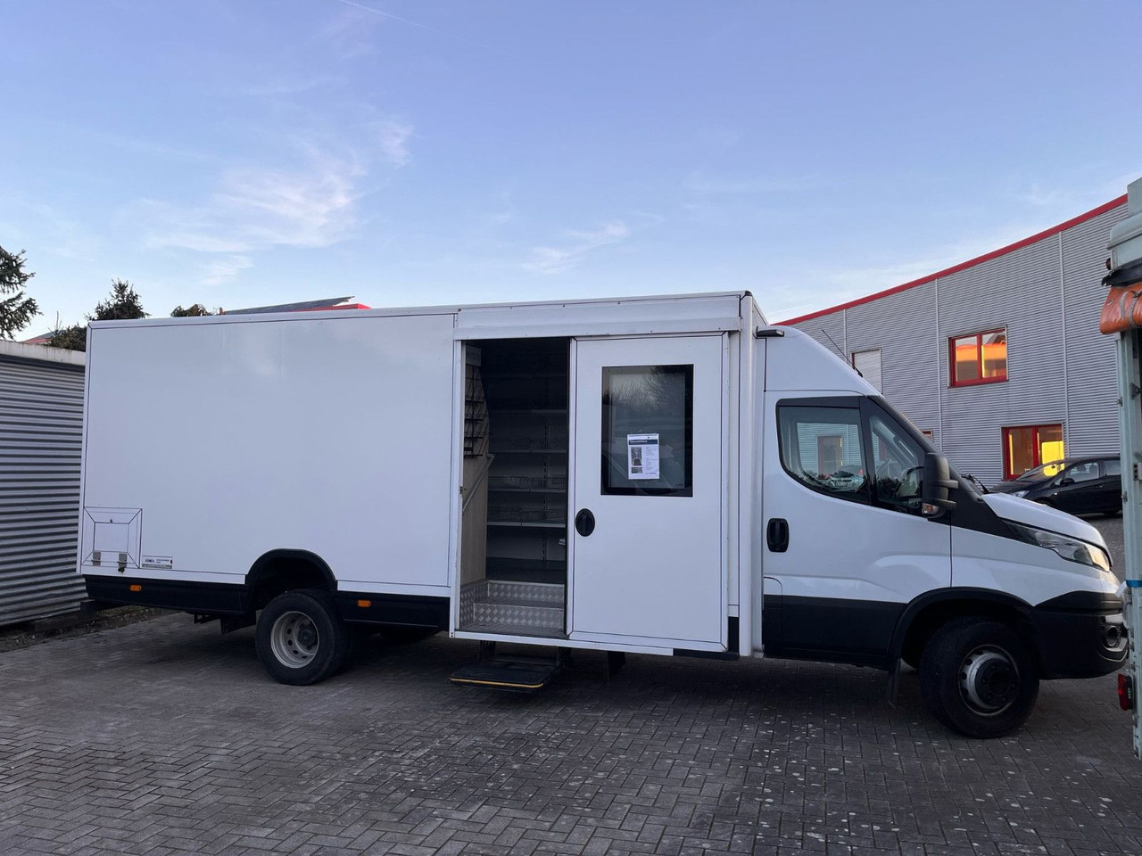 Iveco Daily SB Mobil - Büféautó: 1 kép. Iveco Daily SB Mobil - Büféautó: 1 kép.