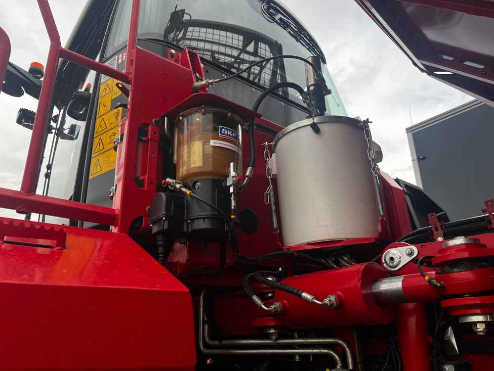 Grimme REXOR 6300 Platinum - Cukorrépa kombájn: 2 kép. Grimme REXOR 6300 Platinum - Cukorrépa kombájn: 2 kép.