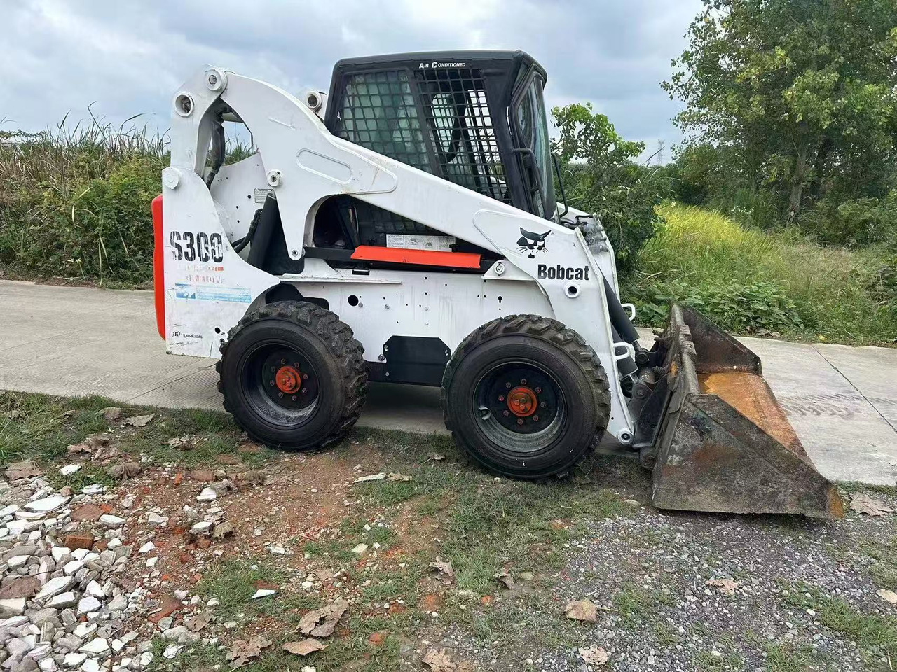 Bobcat S300 - Mini homlokrakodó: 1 kép. Bobcat S300 - Mini homlokrakodó: 1 kép.