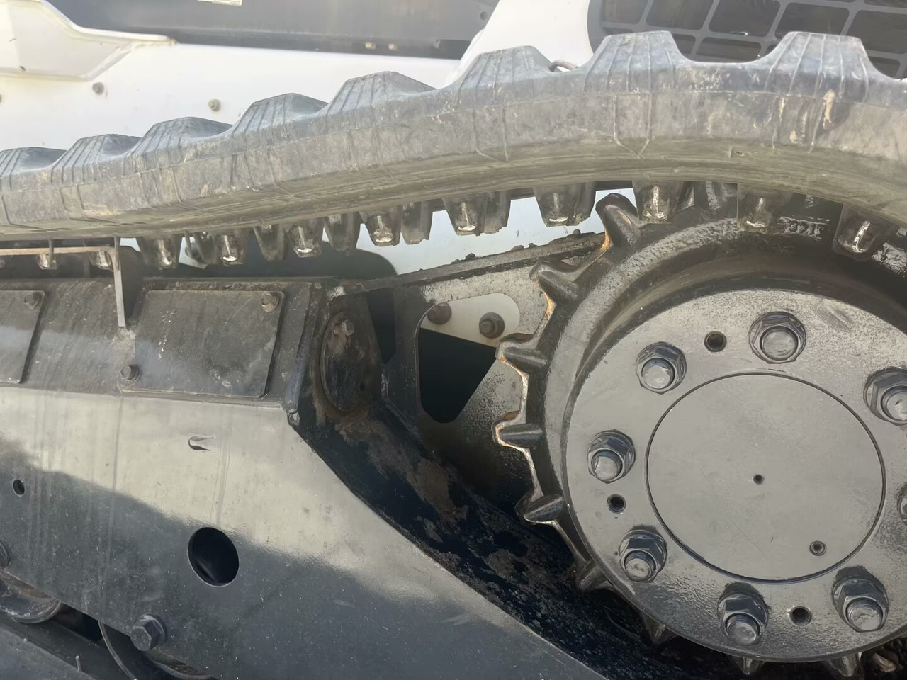 Bobcat T770 - Mini homlokrakodó: 4 kép. Bobcat T770 - Mini homlokrakodó: 4 kép.