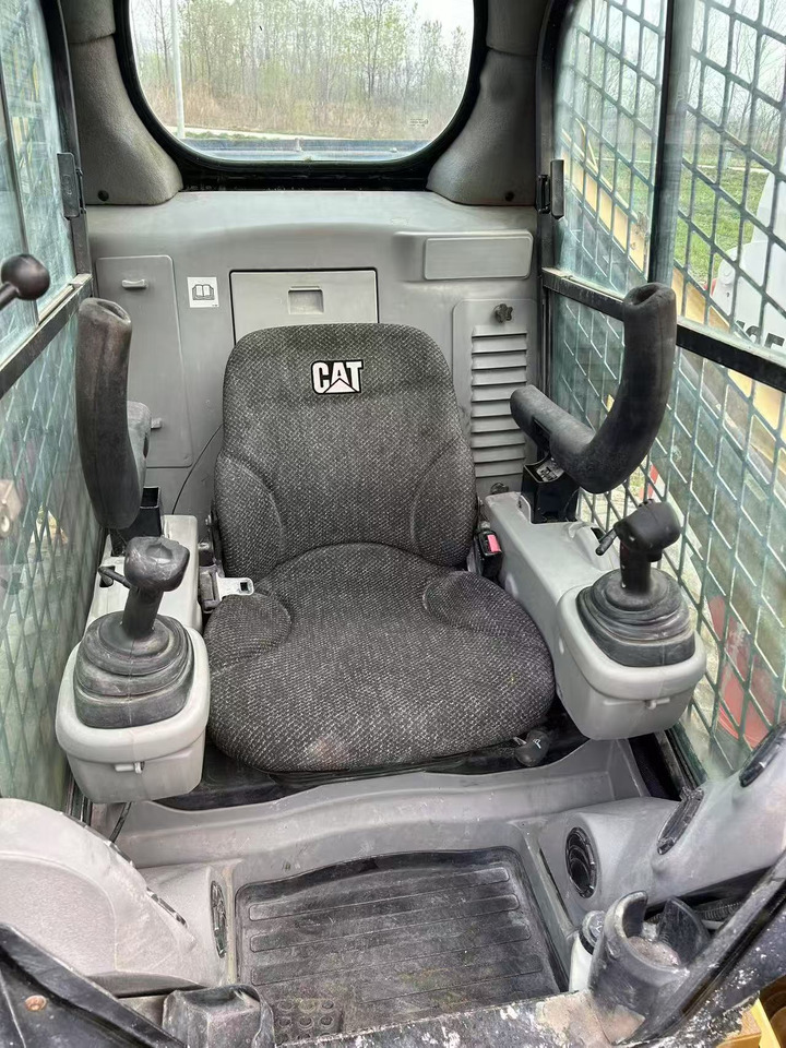 CAT 246C - Mini homlokrakodó: 5 kép. CAT 246C - Mini homlokrakodó: 5 kép.