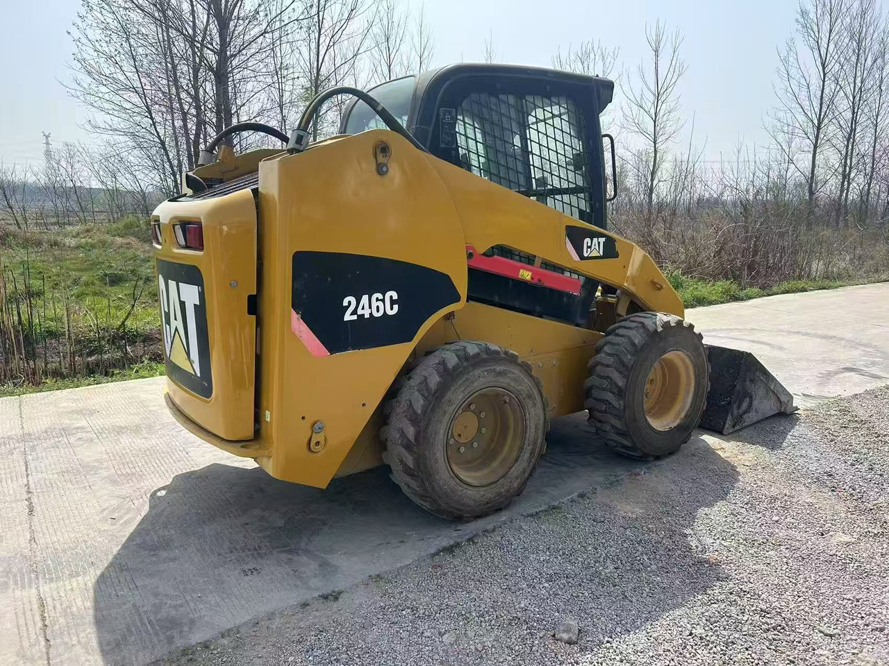CAT 246C - Mini homlokrakodó: 2 kép. CAT 246C - Mini homlokrakodó: 2 kép.