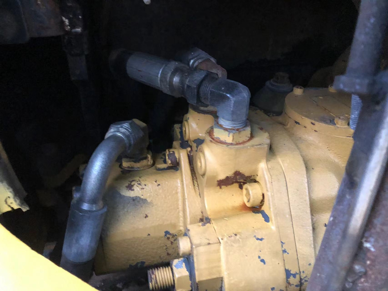 CAT 304C - Minikotró: 3 kép. CAT 304C - Minikotró: 3 kép.