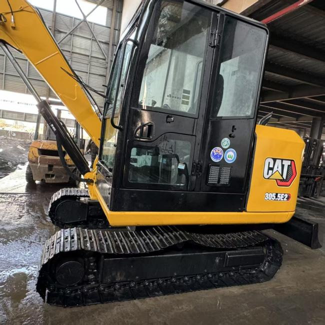 CAT 305.5E - Lánctalpas kotró: 2 kép. CAT 305.5E - Lánctalpas kotró: 2 kép.