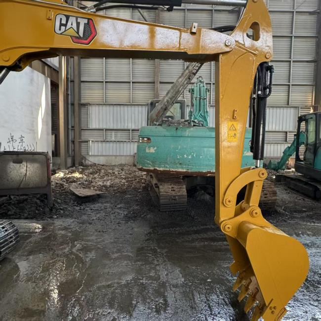 CAT 305.5E - Lánctalpas kotró: 3 kép. CAT 305.5E - Lánctalpas kotró: 3 kép.