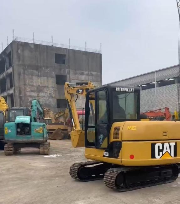 CAT 306D - Lánctalpas kotró: 4 kép. CAT 306D - Lánctalpas kotró: 4 kép.