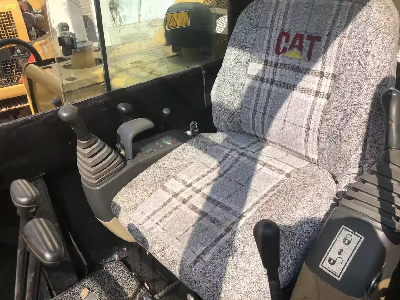 CAT 306D - Lánctalpas kotró: 3 kép. CAT 306D - Lánctalpas kotró: 3 kép.