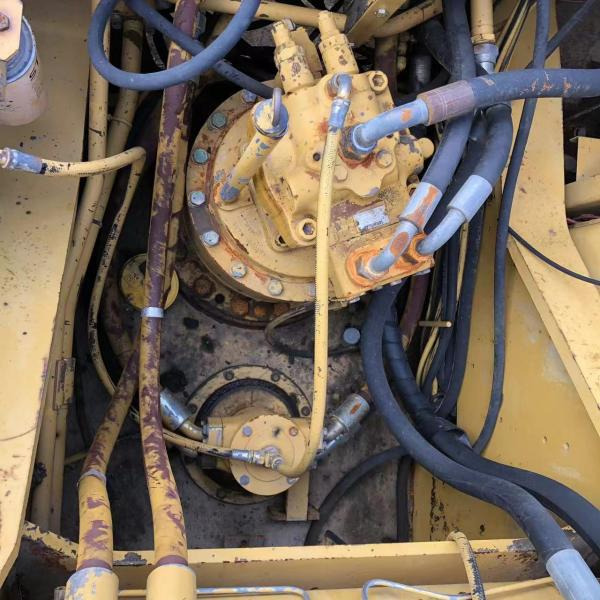 CAT 325BL - Lánctalpas kotró: 2 kép. CAT 325BL - Lánctalpas kotró: 2 kép.
