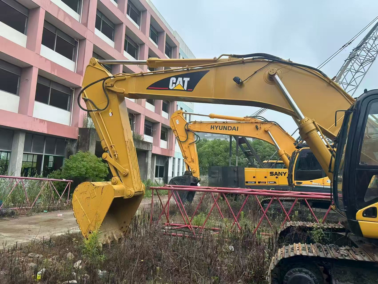 CAT 325CL - Lánctalpas kotró: 4 kép. CAT 325CL - Lánctalpas kotró: 4 kép.