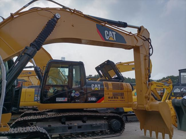CAT 325D - Lánctalpas kotró: 3 kép. CAT 325D - Lánctalpas kotró: 3 kép.