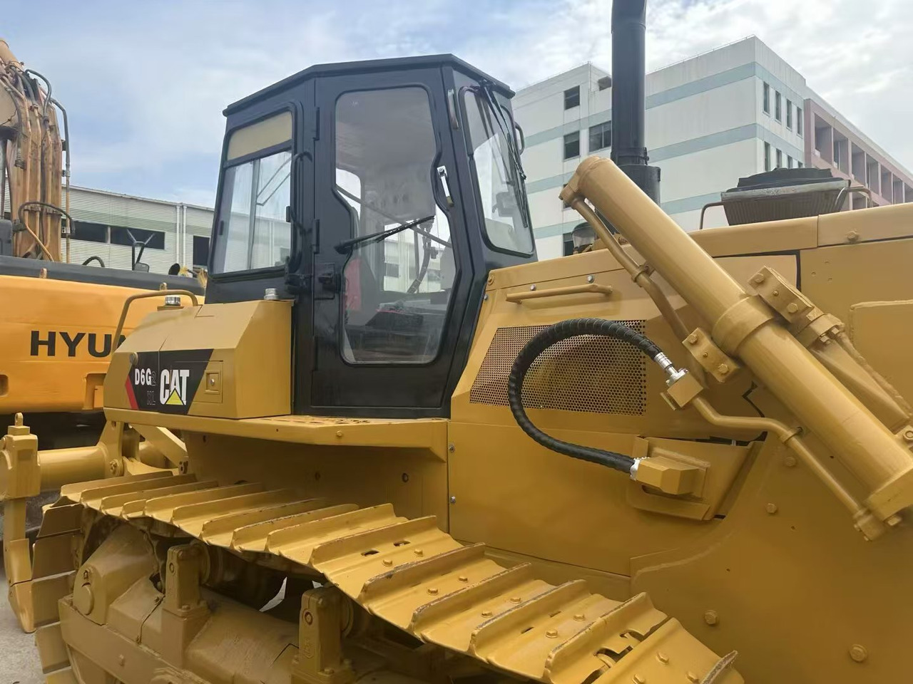 Buldózer CAT D6G: 6 kép. Buldózer CAT D6G: 6 kép.