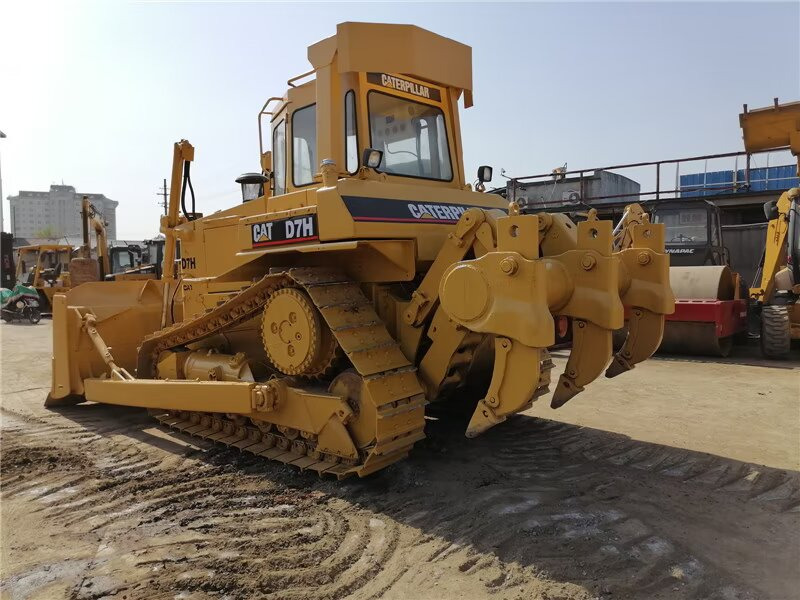CAT D7H - Buldózer: 3 kép. CAT D7H - Buldózer: 3 kép.