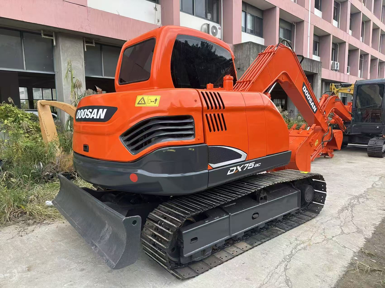 Doosan DX75 - Lánctalpas kotró: 1 kép. Doosan DX75 - Lánctalpas kotró: 1 kép.