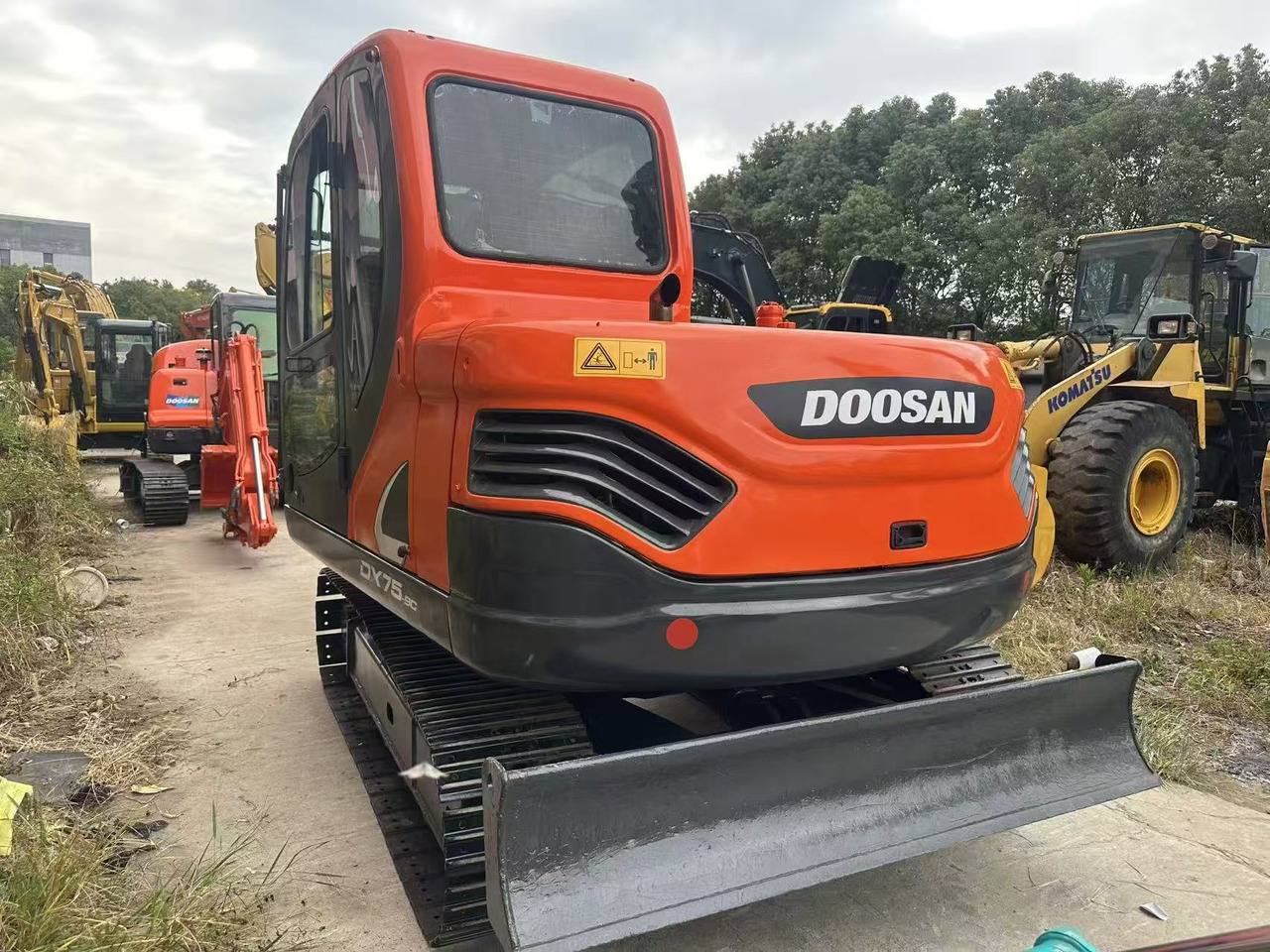 Doosan DX75 - Lánctalpas kotró: 4 kép. Doosan DX75 - Lánctalpas kotró: 4 kép.
