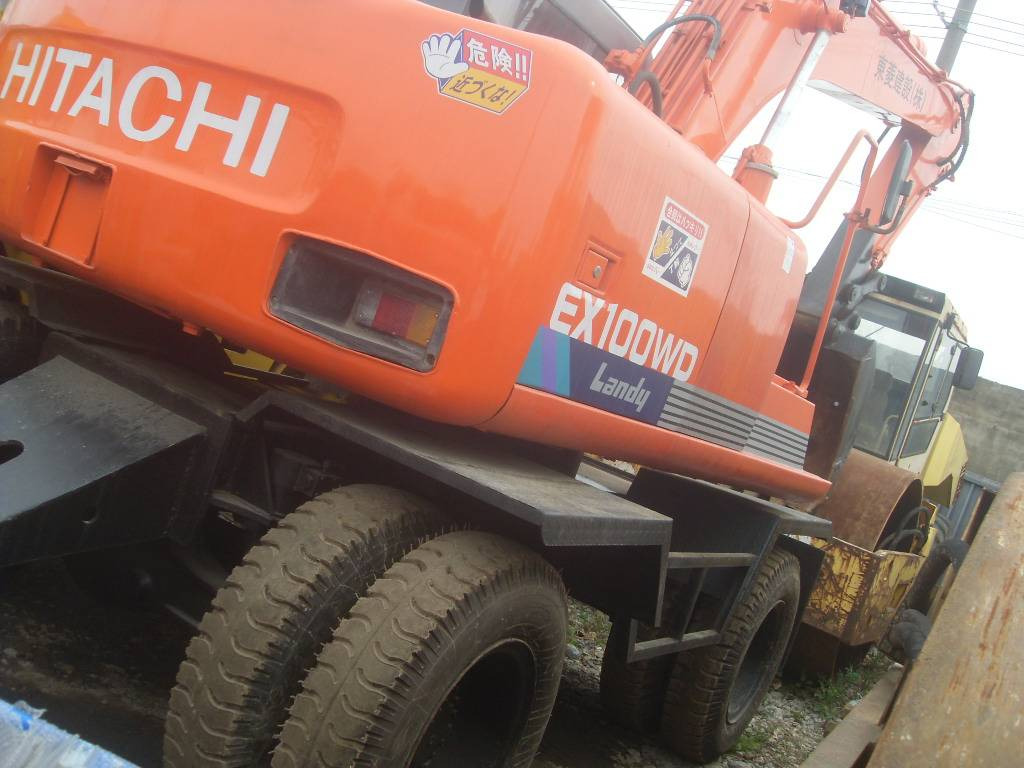 Hitachi EX100WD-3 - Gumikerekes kotró: 1 kép. Hitachi EX100WD-3 - Gumikerekes kotró: 1 kép.