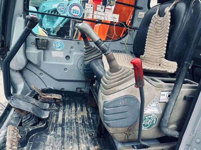 Hitachi EX60 - Lánctalpas kotró: 2 kép. Hitachi EX60 - Lánctalpas kotró: 2 kép.